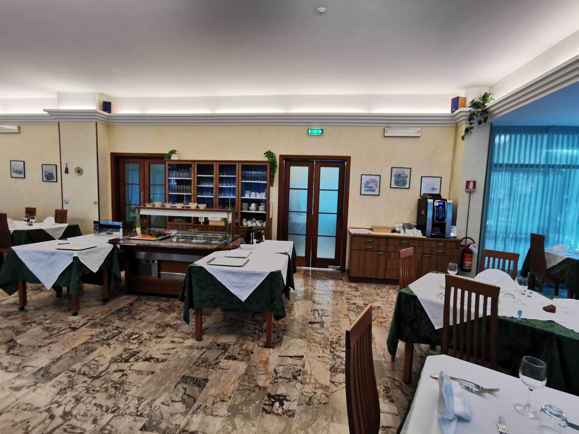 Hotel Pine Beach Rosolina Mare Exterior foto